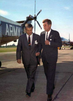 1963: Wernher von Braun (izquierda) con
                            John F. Kennedy (derecha) en un aeropuerto