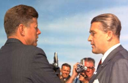 19.5.1963: John F. Kennedy y Wernher
                              von Braun en una charla pública cara a
                              cara
