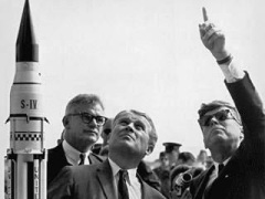 Robert C. Seamans Jr. (izquierda),
                          Wernher von Braun (mitad), John F. Kennedy
                          (derecha) en noviembre 1963. Braun y Kennedy
                          ven al cielo y creen en cohetes...
