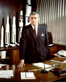 Mayo 1964: Wernher von Braun en su oficina en el
                  Marshall Center con una postura como un presidente