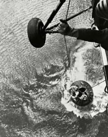 "Mercury 1" con la c�psula
                        "Libertad 7" (ingl. "Freedom
                        7": Shepard despu�s de su aterrizaje en el
                        agua con el cordel del helic�ptero. Foto de la
                        NASA no. S61-02723