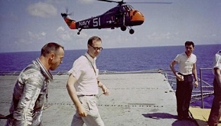 Una foto para la propaganda de los medios sobre
                  Mercury 1 con la c�psula Freedom 7 ("Libertad
                  7"): La acogida de Shepard en el portaviones
                  Champlain. Foto de la NASA no. S88-31380