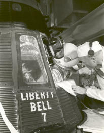 Mercury 2 con la c�psula "Liberty Bell
                        7": Grissom entrando la c�psula. La NASA
                        afirma que eso ser�a la entrada antes del vuelo,
                        pero la foto probablemente es de la formaci�n.
                        Foto de la NASA no. S61-2886.