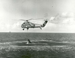Mercury 2 con la c�psula "Liberty Bell
                        7": El helic�ptero intenta en vano salvar
                        la c�psula. Pero �en total parece que la c�psula
                        ser�a m�s importante que Grissom! Foto de la
                        NASA no. S61-2826