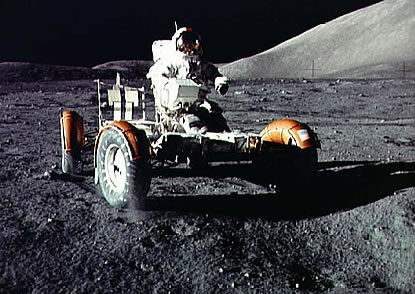 Apolo 17
                        Mondauto EVA-Training Cernan f�hrt in der
                        Halbw�ste herum 02
