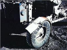 La banda de rodadura est� en la sombra pero
                tiene manchas blancas. Los manipuladores de la NASA han
                olvidado pintar negro la banda...