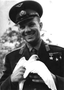 Der lchelnde Fallschirmspringer Juri
                        Gagarin mit Friedenstaube