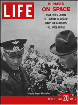 Titelblatt
                          der Zeitschrift Life am 21.4.1961 mit Gagarin
                          und Chruschtschow auf dem Roten Platz. Life
                          fragt nach der Antwort der "USA".