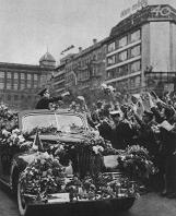 Gagarin in Prag: Es werden ihm Blumen
                          zugeworfen