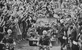 Gagarin in Prag: Das Publikum schwenkt
                          tschechische Fhnchen