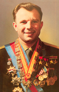 Gagarin-Kult:
                          Die ordenbehngte Brust mit all den
                          sowjetischen Auszeichnungen fr einen
                          Fallschirmspringer, der zu einem bestimmten
                          Zeitpunkt politisch auf der
                          "richtigen" Linie lag.