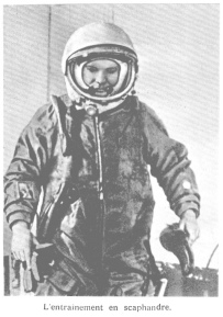 Gagarin: "Le Chemin"
                                  (02): Gagarin im angeblichen
                                  "Training" mit einem Helm
                                  ohne die Aufschrift "CCCP"