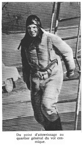 Gagarin: "Le Chemin" (03): Gagarin auf
                dem Weg vom Landepunkt zum Raumfahrt- Generalquartier -
                im Fallschirmspringeranzug