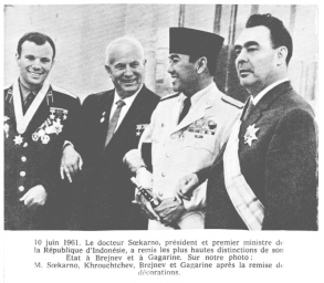 Gagarin: "Le Chemin" (16): Auch
                          beim Empfang mit Chruschtschow und dem
                          Diktator von Indonesien, Sukarno, ist der
                          Fallschirmspringer Gagarin mit dabei