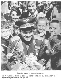 Gagarin: "Le Chemin" (17): Der
                          Fallschirmspringer Gagarin unter Jugendlichen
                          in Moskau