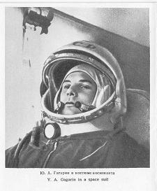 Gagarin-Faltprospekt (04): Gagarin
                                im Bus im Astronautenhelm. Ob die dunkle
                                Polarjacke ein Astronautenanzug ist,
                                bleibe dahingestellt.