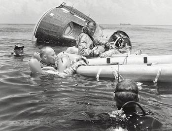 Training of the splashdown with a Mercury
                      capsule with the astronauts Conrad and Cooper in a
                      lake, foto no.: S65-39907.