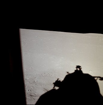 Apollo 11 Foto-Nr. AS11-37-5460: Die NASA
                        behauptet, die Fussspuren wrden von
                        "Astronaut" Edwin ("Buzz")
                        Aldrin stammen.