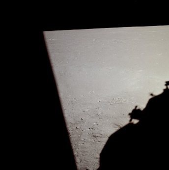 Apollo 11 Foto-Nr. AS11-37-5461: Die NASA
                        behauptet, das Foto stamme von
                        "Astronaut" Edwin ("Buzz")
                        Aldrin, der gegenber dem vorigen Foto etwas
                        nach rechts gerckt sei.