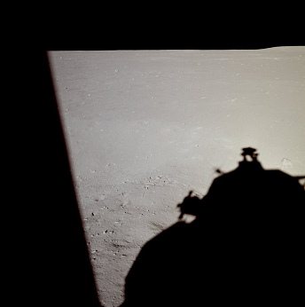 Apollo 11 Foto-Nr. AS11-37-5462: Die NASA
                        behauptet, das Foto stamme von
                        "Astronaut" Edwin ("Buzz")
                        Aldrin, der gegenber dem vorigen Foto wieder
                        etwas nach links gerckt sei, und so ist dieses
                        Foto mit seinen sprlichen Fussspuren quasi
                        identisch mit AS11-37-5460.