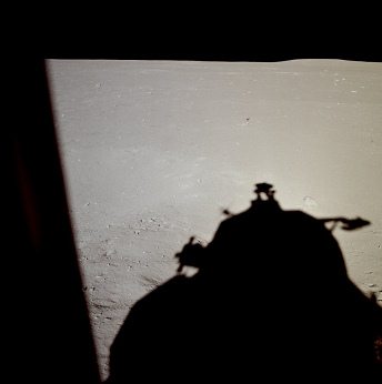 Apollo 11 Foto-Nr. AS11-37-5463: Die NASA
                        behauptet, das Foto mit den wenigen Fussspuren
                        stamme von "Astronaut" Edwin
                        ("Buzz") Aldrin, der gegenber dem
                        vorigen Foto wieder etwas nach rechts gerckt
                        sei.