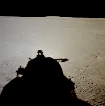 Apollo 11 Foto-Nr. AS11-37-5464: Die NASA
                        behauptet, das Foto stamme von
                        "Astronaut" Edwin ("Buzz")
                        Aldrin, der nun auch die rechte Seite etwas mehr
                        bercksichtigt habe, und da sind weitere
                        Fussspuren im "Mondstaub" zu sehen,
                        die aber eher irreal sind. Und weiter gibt es da
                        noch Steine ohne Schatten...