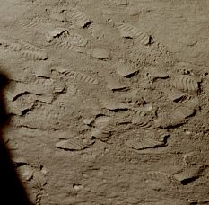 Apollo 11, Foto Nr. AS11-37-5464: Da
                          kommen Fussspuren an einem Abhang wie aus dem
                          Nichts. Alle Fussspuren sind Fotomontage, und
                          hier haben die NASA-Manipulanten zu frh
                          Feierabend gemacht.