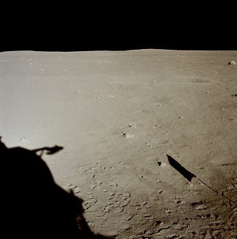 Apollo 11 Foto-Nr. AS11-37-5465: Das Foto
                        zeigt den Schatten der
                        "Mondlandefhre", Fussspuren und den
                        Schatten der "amerikanischen" Flagge.
                        Das war die Aussenaktivitt ("Extra
                        Vehicular Activity", EVA) der
                        "Astronauten", so sagt die NASA.
