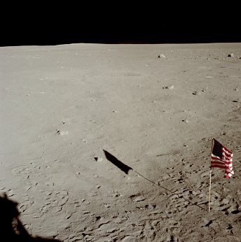 Apollo 11 Foto-Nr. AS11-37-5466: Das Foto
                        zeigt den Schatten der
                        "Mondlandefhre", Fussspuren und nun
                        die komplette "amerikanischen" Flagge
                        in Farbe.