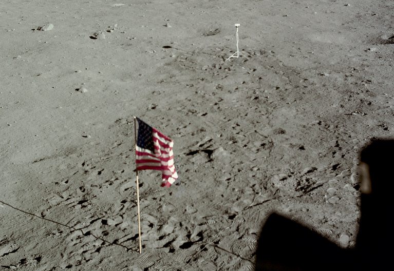 Apollo
                      11 Foto-Nr. AS11-37-5467: Nahaufnahme der Fahne
                      und der Kamera, die von Apollo 11 "auf dem
                      Mond" aufgestellt wurden. Da sind Teile des
                      Fotos scharf (z.B. die Steine links oben), aber
                      der Teil mit der Kamera und fast alle Fussspuren
                      sind unscharf...
