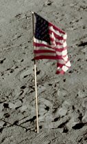 Apollo 11, Foto Nr. AS11-37-5467, da
                          steht eine Fahne in einer unmglichen Form,
                          die sich nie verndert. Die Fahne ist jeweils
                          ins Foto hineinmontiert.