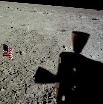 Apollo 11 Foto-Nr. AS11-37-5468: Die NASA
                        behauptet, durch Edwin Aldrins Fenster der
                        "Mondlandefhre" sei dieses weitere
                        Foto entstanden, das die
                        "Mondlandschaft" etwas weiter rechts
                        zeigt. Rechts von der Fahne luft das
                        Kamerakabel durch, und im rechten Winkel dazu
                        ist der Schatten des Solarwindkollektors, der
                        sich neben der "Mondlandefhre"
                        befinden soll, und dem noch die Folie fehlt.