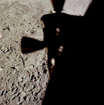 Apollo 11 Foto-Nr. AS11-37-5470: Die NASA
                        behauptet, dies sei der "Mondboden"
                        unter Edwin ("Buzz") Aldrins Fenster
                        mit den Fussspuren, mit einem Zipfel der Fahne
                        (links) und mit dem Stnder fr die Kamera
                        (links oben). Die NASA erwhnt das Kamerakabel
                        und den Schatten des Solarwindkollektors nicht.
