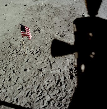 Apollo 11 Foto-Nr. AS11-37-5471: Die NASA
                        behauptet, dies sei der "Mondboden"
                        unter Edwin ("Buzz") Aldrins Fenster
                        mit den Fussspuren, mit der Fahne, und erst
                        jetzt erwhnt die NASA den Schatten des
                        Solarwindkollektor, der ber der
                        "Mondlandefhre" angebracht sei, wo
                        noch die Folie fehle. Die Fussspuren sind zum
                        Teil nicht real...