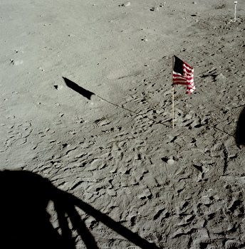 Apollo 11 Foto-Nr. AS11-37-5473: Die NASA
                        behauptet, das Foto sei "vom Mond"
                        "etwas rechts" [eigentlich links] vom
                        vorherigen Foto AS11-37-5472.