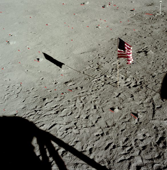 Apollo 11 Foto-Nr. AS11-37-5473: Die
                        NASA behauptet, das Foto sei "vom
                        Mond" "etwas rechts" vom
                        vorherigen Foto AS11-37-5472. Grossaufnahme mit
                        Schattenchaos, Steinen ohne Schatten, das
                        Kamerakabel ist zum Teil unterbrochen oder hat
                        nur einen schwachen, grauen Schatten, und das
                        Foto ist manchmal scharf, manchmal unscharf.