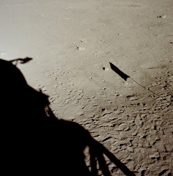 Apollo 11 Foto-Nr. AS11-37-5474: Fussspuren
                        mit Fahnenschatten