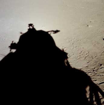 Apollo 11 Foto-Nr. AS11-37-5474: Der
                        Schatten der "Mondlandefhre"
                        ("Lunar Module", LM)