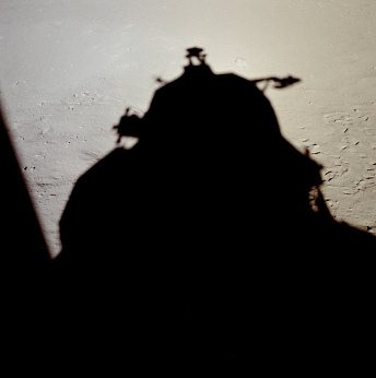 Apollo 11 Foto-Nr. AS11-37-5474: Ein
                        zweites Foto des Schattens der
                        "Mondlandefhre" ("Lunar
                        Module", LM)