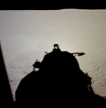Apollo 11 Foto-Nr. AS11-37-5474: Der
                        Schatten der "Mondlandefhre"
                        ("Lunar Module", LM) mit dem
                        "Mondhorizont", mit vielen Steinen
                        ohne Schatten oder unfertigen, weissen Flchen
                        als Steine