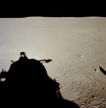 Apollo 11 Foto-Nr. AS11-37-5478: Der
                        Schatten der "Mondlandefhre", die
                        Fussspuren und ein Schattenzipfel der Fahne