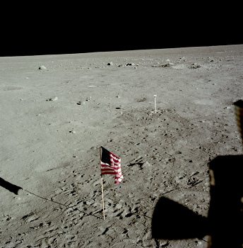 Apollo 11 Foto-Nr. AS11-37-5480: Die NASA
                        behauptet, dies sei ein Foto durch das Fenster
                        von "Astronaut" Edwin
                        ("Buzz") Aldrin, mit der
                        "amerikanischen" Flagge und mit der
                        Kamera "auf dem Mond". Zum ersten mal
                        erwhnt die NASA nun auch das Kamerakabel.