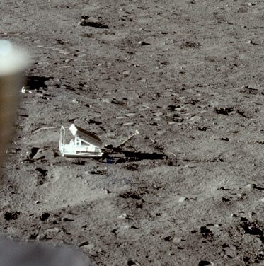 Apollo 11 Foto-Nr.
                            AS11-37-5498: Nahaufnahme des angeblich
                            "auf dem Mond" aufgestellten
                            Langdistanzrckstrahlreflektors (LRRR): Es
                            fehlen jegliche Fussspuren rund um den
                            Reflektor. Der Reflektor muss also an seinen
                            Platz von selbst "hingeschwebt"
                            sein...