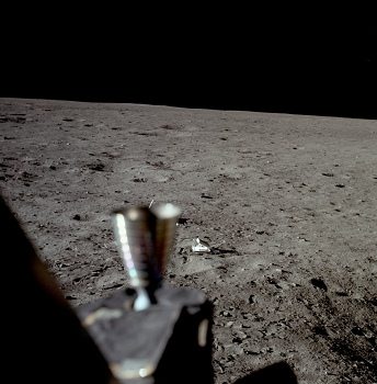 Apollo 11 Foto-Nr. AS11-37-5498: Nun
                        behauptet die NASA, die "Astronauten"
                        htten "auf dem Mond" einen
                        Langdistanzrckstrahlreflektor (LRRR)
                        aufgestellt.