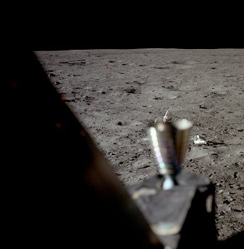 Apollo 11 Foto-Nr. AS11-37-5499: Die NASA
                        zeigt den Langdistanzrckstrahlreflektor (LRRR)
                        ohne Fussspuren darum herum auch ein zweites
                        Mal!