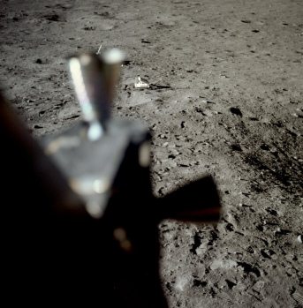 Apollo 11 Foto-Nr. AS11-37-5504: Die NASA
                        zeigt den Langdistanzrckstrahlreflektor (LRRR)
                        ohne Fussspuren darum herum auch ein drittes
                        Mal! Es scheint der NASA berhaupt nicht
                        peinlich!