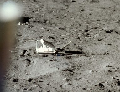 Apollo 11 Foto-Nr.
                            AS11-37-5504: Nahaufnahme des angeblich
                            "auf dem Mond" aufgestellten
                            Langdistanzrckstrahlreflektors (LRRR): Es
                            fehlen jegliche Fussspuren rund um den
                            Reflektor. Der Reflektor muss also an seinen
                            Platz von selbst "hingeschwebt"
                            sein, und der NASA scheint das auch ein
                            drittes Mal berhaupt nicht peinlich...