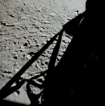 Apollo 11 Foto-Nr. AS11-37-5505:
                        Fussabdrcke bei der Mondlandefhre