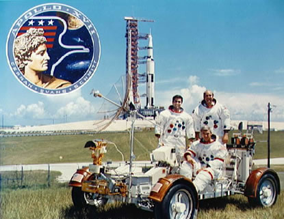 Apollo 17
                        geflscht: Das "Mondauto" auf einer
                        Wiese vor einer Abschussrampe, mit den
                        "Astronauten" Eugene A. Cernan, Ronald
                        E. Evans und Harrison H. Schmitt.