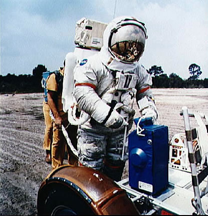 Apollo 17
                        geflscht: Mondauto-EVA-Training: Cernan hinten
                        mit Kanister